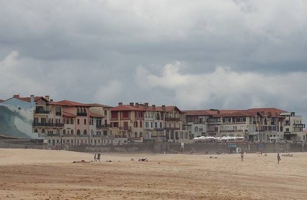 Quels sont les services liés à la location proposés par les agences immobilières à Biarritz ?