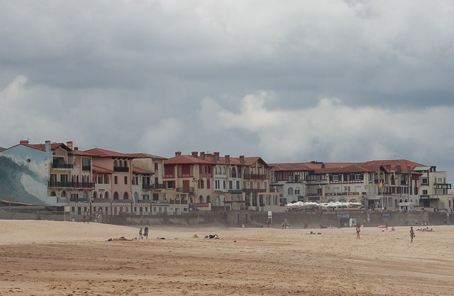 Quels sont les services liés à la location proposés par les agences immobilières à Biarritz ?